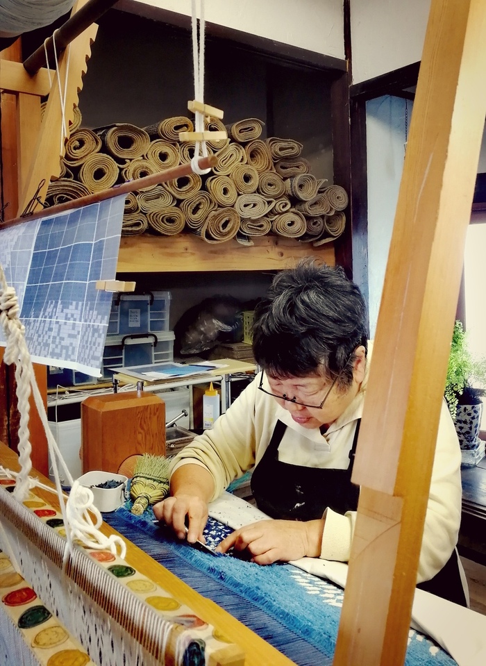 créatrice de tapis traditionnel au travail