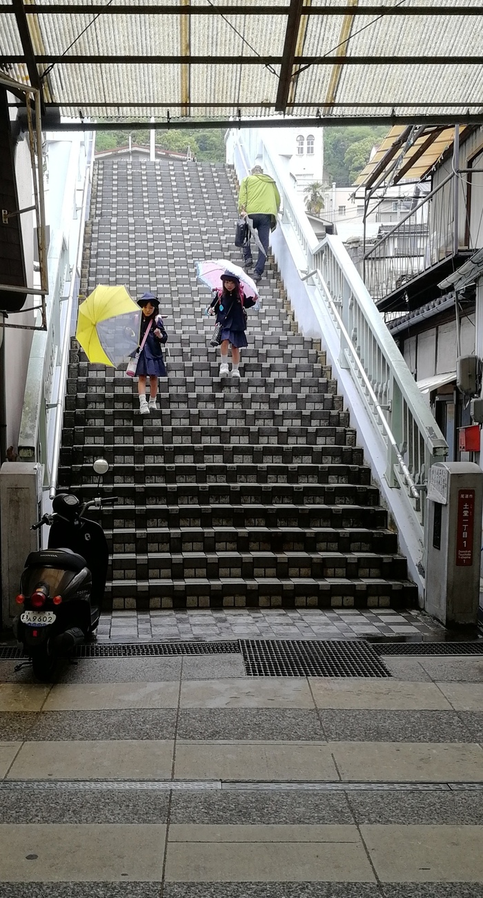 des ecolières sous la pluie