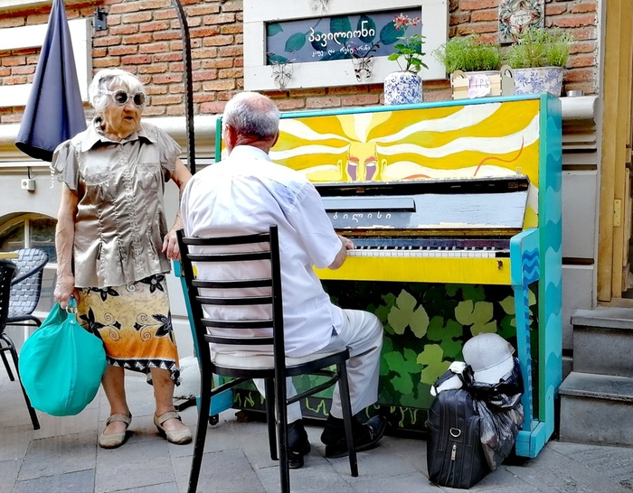 Pianiste parlant avec une femme loufoque dans la rue