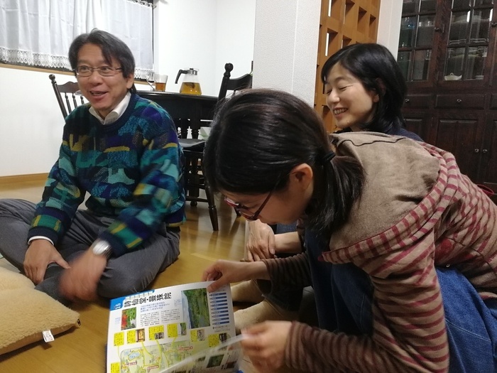 Michie et sa famille à Kyoto au sol