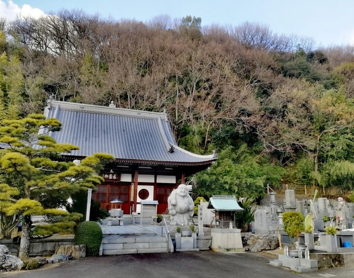 Temple avec bouddha heureux