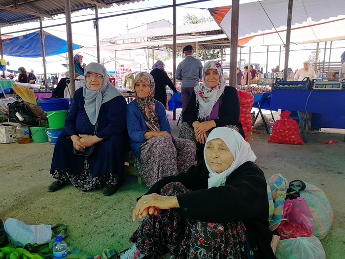 Femmes assises au marché