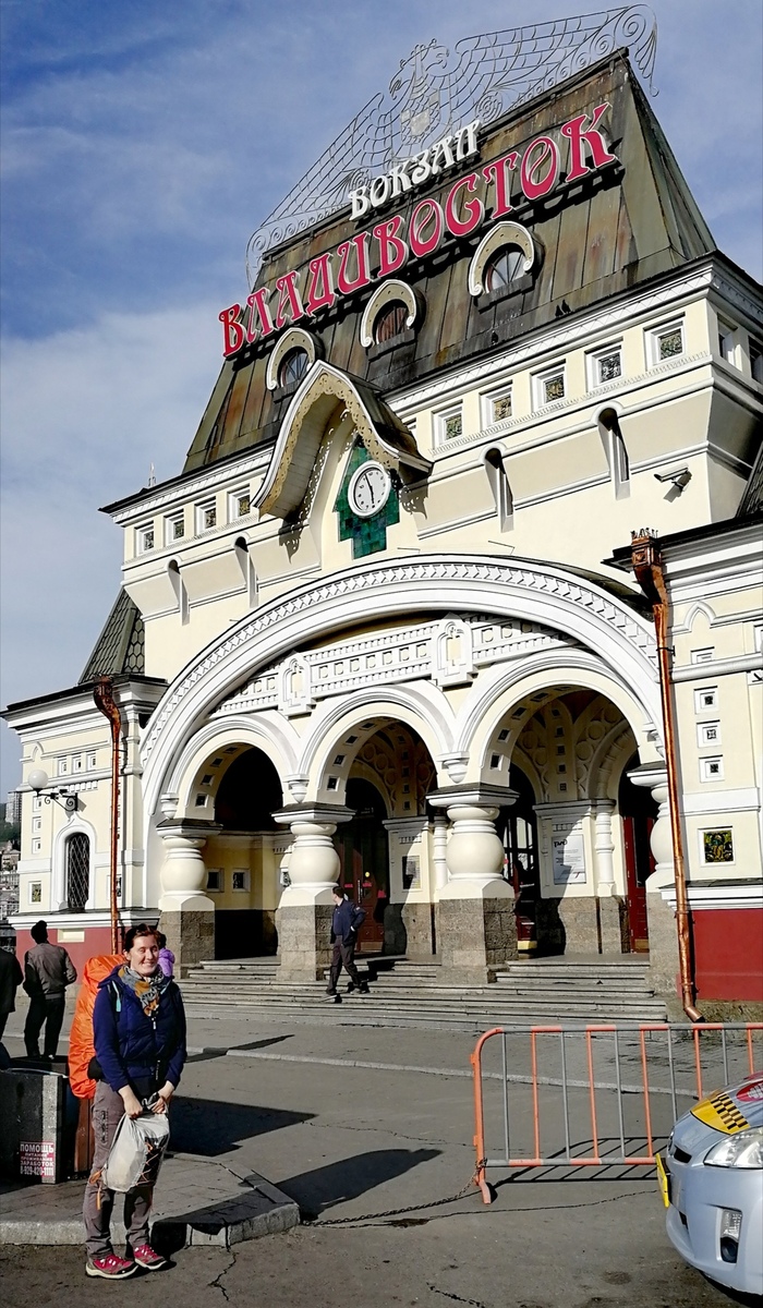 Julie devant la gare de Vladivostok