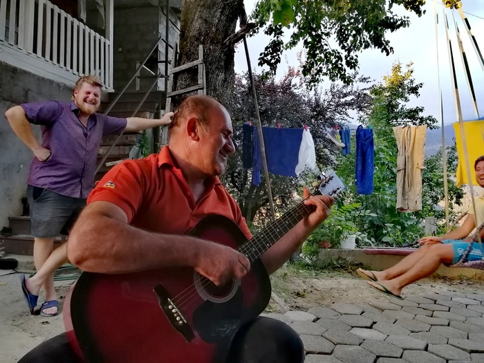 Jemal joue des musiques populaires géorgiennes