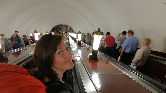 Julie dans le métro de Moscou